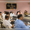 बाड़मेर जिला प्रभारी मंत्री जोराराम कुमावत ने ली समीक्षा बैठक— फ्लेगशिप योजनाओं की प्राथमिकता से प्रभावी मॉनिटरिंग करें, समय पर क्रियान्वित कर पात्र लोगों को लाभ पहुंचाएं – प्रभारी मंत्री
