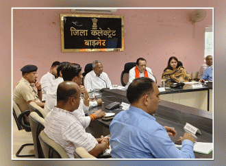 बाड़मेर जिला प्रभारी मंत्री जोराराम कुमावत ने ली समीक्षा बैठक— फ्लेगशिप योजनाओं की प्राथमिकता से प्रभावी मॉनिटरिंग करें, समय पर क्रियान्वित कर पात्र लोगों को लाभ पहुंचाएं – प्रभारी मंत्री