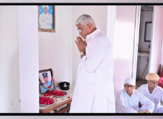 केंद्रीय मंत्री  गजेंद्र सिंह शेखावत पहुंचे खिंवादी गांव, फ्लाइट लेफ्टिनेंट ऋषिराज सिंह देवड़ा को दी श्रद्धांजलि