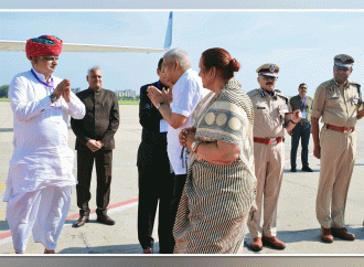 उपराष्ट्रपति  जगदीप धनखड़ को यूडीएच मंत्री  झाबर सिंह खर्रा ने जयपुर से प्रस्थान पर दी विदाई