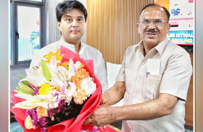 वासुदेव देवनानी की केंद्रीय संचार मंत्री ज्योतिरादित्य सिंधिया से मुलाकात —अजमेर में सडक चौडी करने के लिए बीएसएनएल और डाक घर कार्यालयों से जमीन दिलाने पर सकारात्‍मक चर्चा —देवनानी को सिंधिया ने समस्‍या समाधान के लिए किया आश्‍वस्‍त