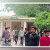 ट्रांसफार्मर खराब होने पर ग्रामीणों ने कलेक्टर बंगले पर भजन-कीर्तन के साथ दिया धरना