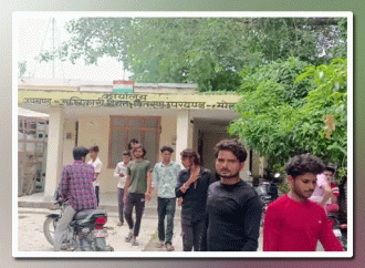 ट्रांसफार्मर खराब होने पर ग्रामीणों ने कलेक्टर बंगले पर भजन-कीर्तन के साथ दिया धरना